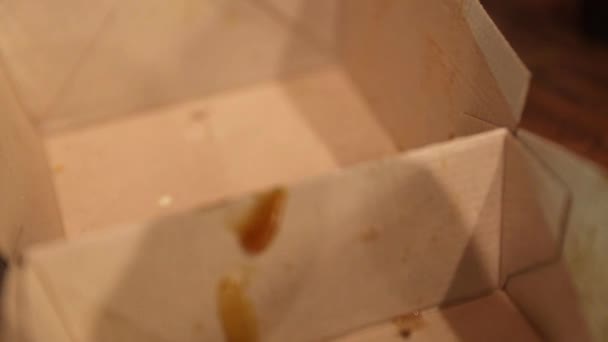 Τρώει χάμπουργκερ σε ένα εστιατόριο — Αρχείο Βίντεο