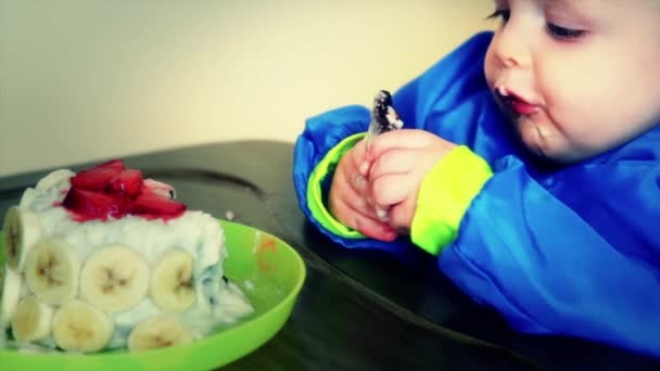 Chico comiendo pastel de choclate — Vídeo de stock