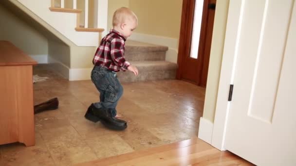 Chico tratando de caminar con zapato — Vídeos de Stock