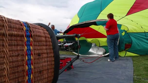 Fans füllen einen Heißluftballon — Stockvideo