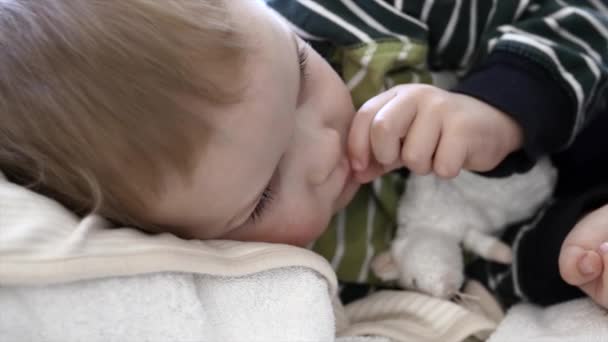 Niño pequeño con gripe — Vídeo de stock