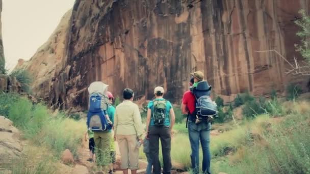 En familj vandring genom capitol reef nationalpark — Stockvideo