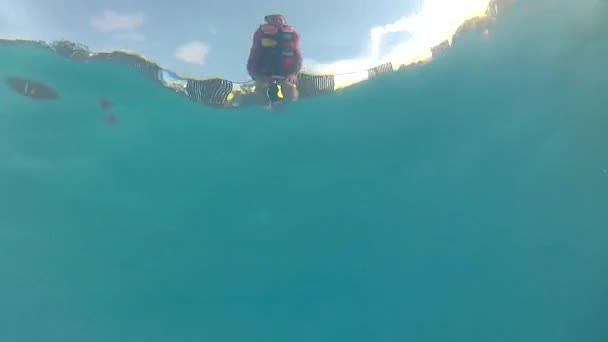 Ein Mädchen im Pool mit Schwimmweste — Stockvideo