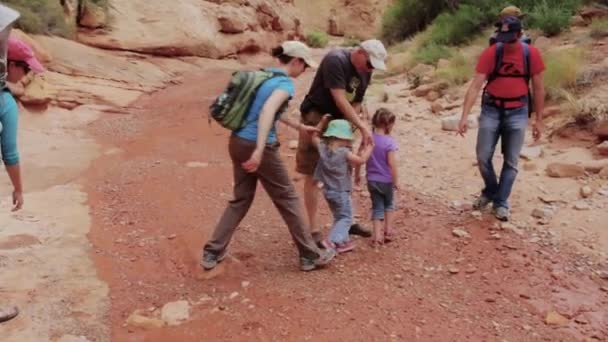 Randonnée en famille dans le canyon — Video