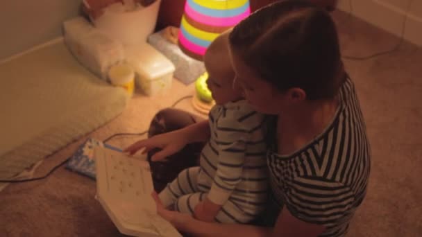 Baby en moeder leesboek — Stockvideo