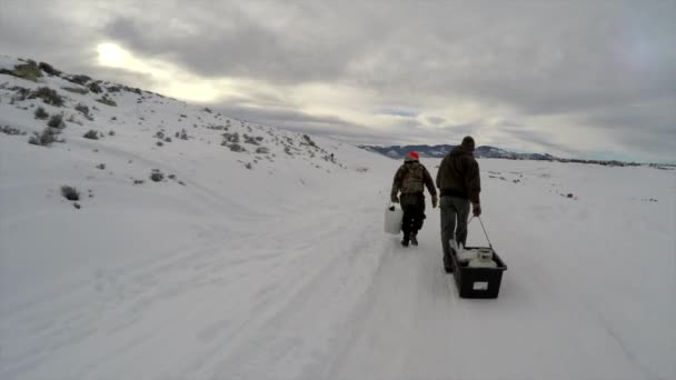 Tata și fiul mergând la lac — Videoclip de stoc