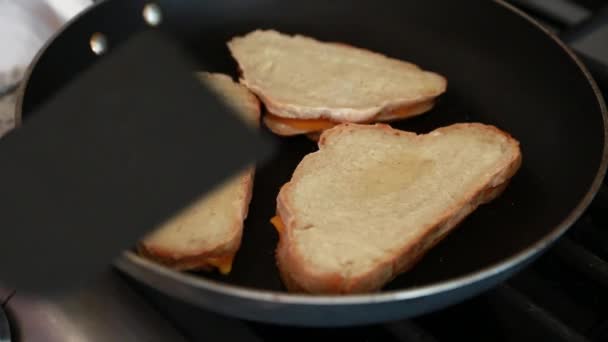 Mujer cocinar sándwiches — Vídeo de stock