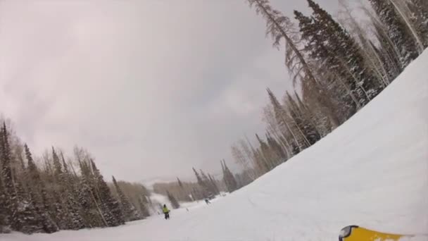 Pessoas esquiando na cidade do parque — Vídeo de Stock