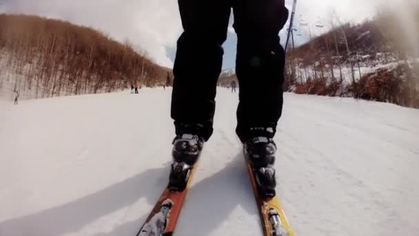 Людина катається на лижах n гірський курорт — стокове відео