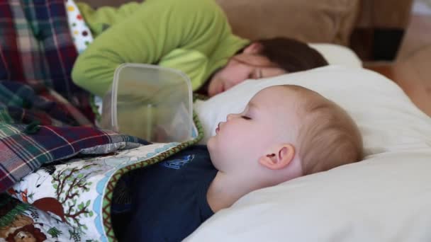 Niño acostado en el suelo — Vídeos de Stock