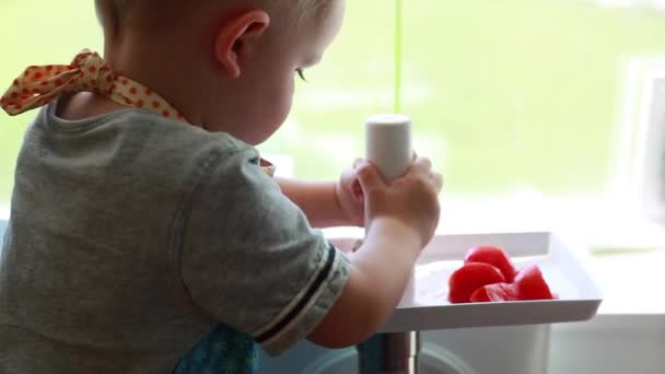 A toddler and pregnant mother juice tomatos — Stock Video