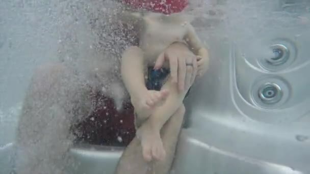 Pai e menino em uma banheira de hidromassagem — Vídeo de Stock