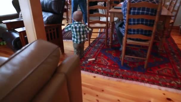 Хлопчик пробігає через будинок — стокове відео