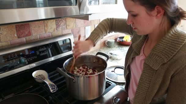 Γυναίκα μάγειρες κρέας και τα κρεμμύδια — Αρχείο Βίντεο