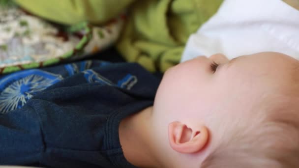 Niño acostado en el suelo — Vídeo de stock