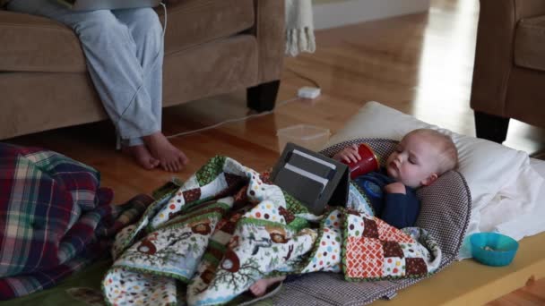 Småbarn sjuk i influensa — Stockvideo