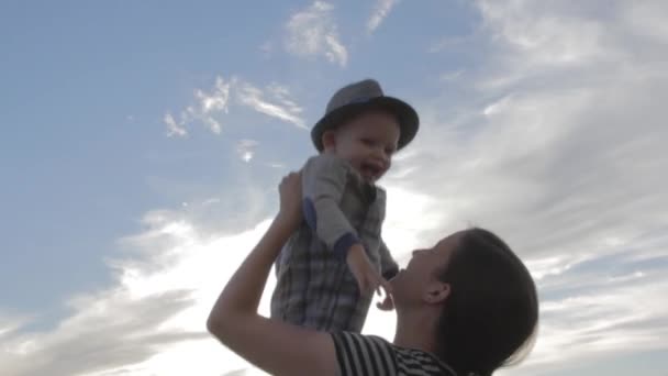 Mother playing with baby on nature — Stock Video