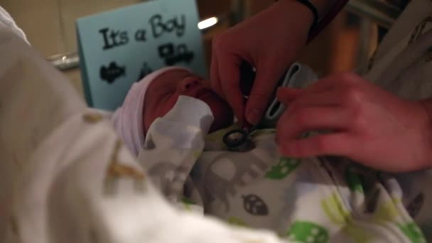 Niño recién nacido en el hospital — Vídeos de Stock