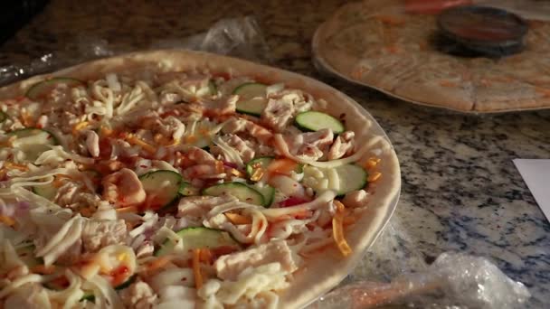 Pizza a tyčinek v kuchyni — Stock video