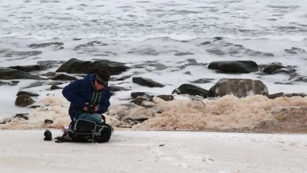 A photographer taking pictures of ocean — Stock Video