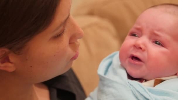 Madre amamantando a su bebé — Vídeo de stock