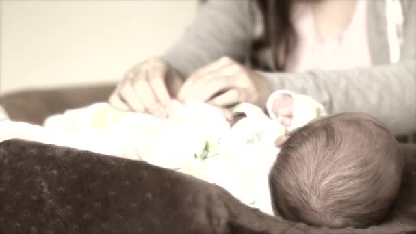 Femme changeant la couche d'un bébé — Video