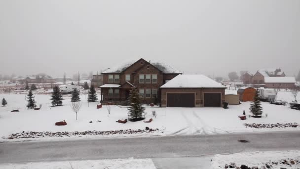 Casa durante una tempesta di neve — Video Stock