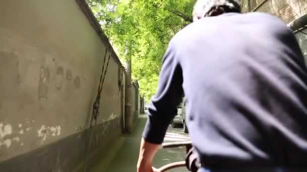 Rikscha-Fahrer bringt Touristen — Stockvideo
