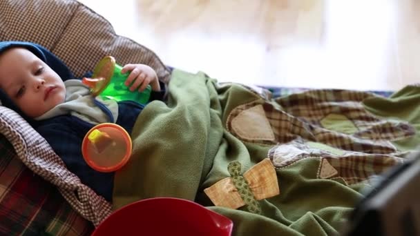 Niño pequeño con gripe — Vídeos de Stock