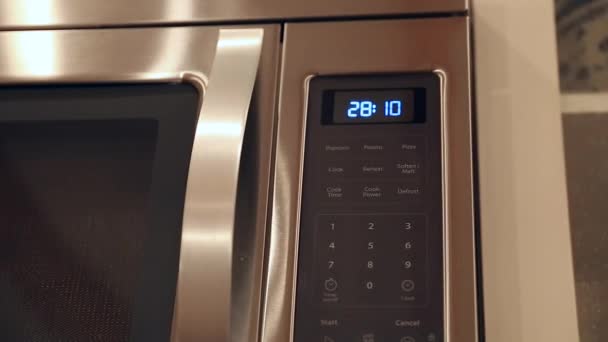 Zegar na nową kuchenkę mikrofalową — Wideo stockowe