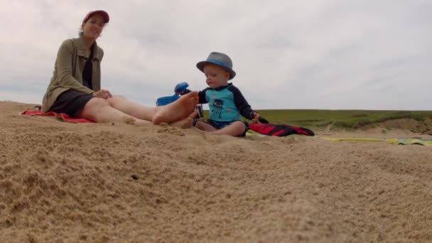 Ibu bermain dengan anak laki-laki di pantai — Stok Video