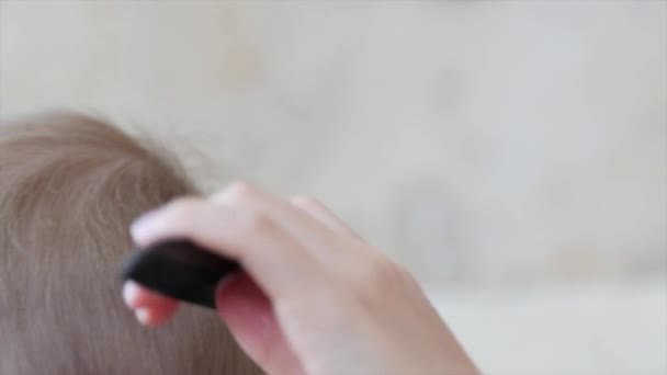 La mujer corta el pelo de un niño — Vídeos de Stock