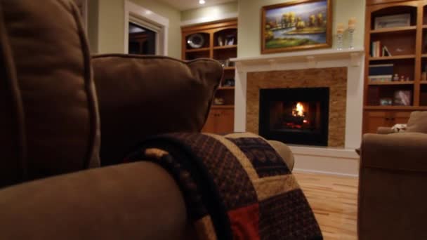 Chimenea y manto en la habitación — Vídeo de stock