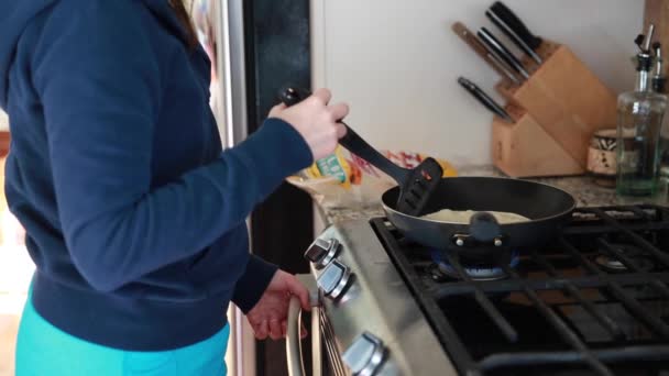 Frau kocht Tortillas — Stockvideo