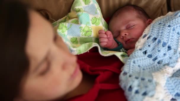 Madre durmiendo con el bebé — Vídeo de stock