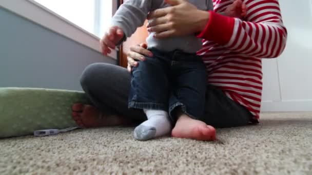 La madre cambia il pannolino del suo bambino — Video Stock