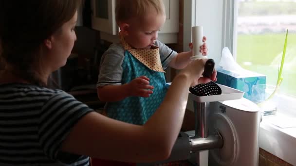 Een moeder en peuter maken tomatensaus — Stockvideo