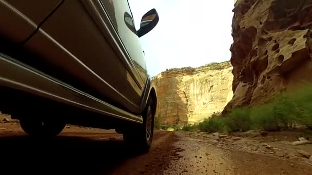 Conducción de SUV a través del Capitol Reef — Vídeos de Stock