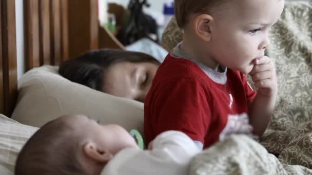 Mutter schläft mit Kindern — Stockvideo