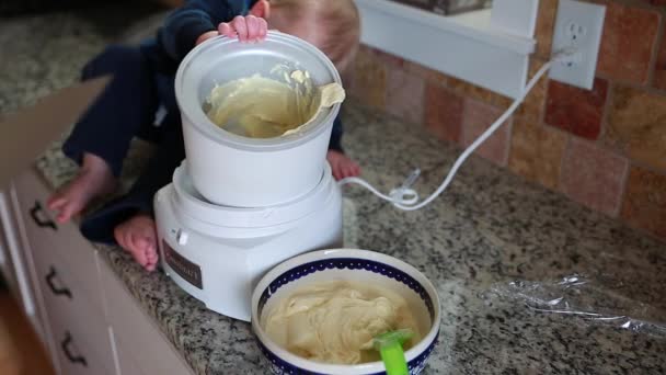 Ребенок делает мороженое с мамой — стоковое видео