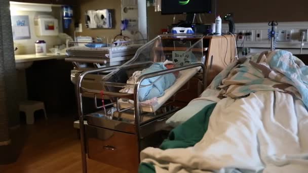 Mujer duerme en una cama de hospital — Vídeo de stock