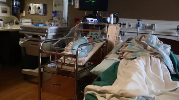 Frau schläft im Krankenhausbett — Stockvideo