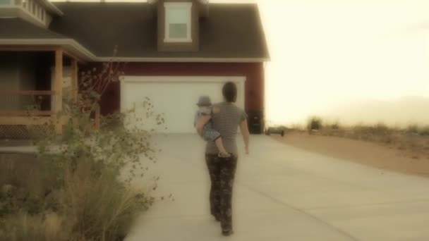 Yürümeye başlayan çocuk annesi dışında ile — Stok video