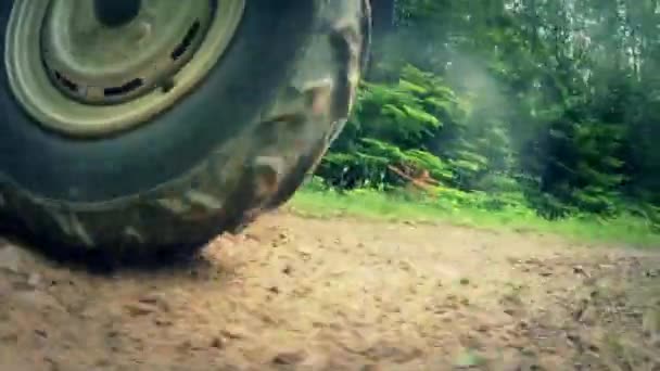 Wheeler viajando em uma estrada de terra — Vídeo de Stock