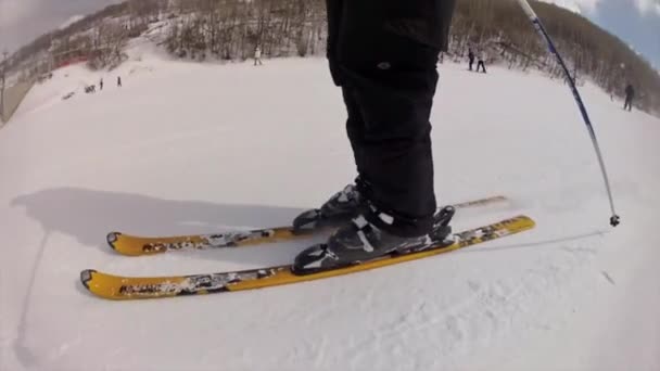 Człowiek na nartach na mountain resort — Wideo stockowe