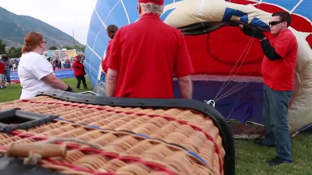 Människor på air ballong festival — Stockvideo