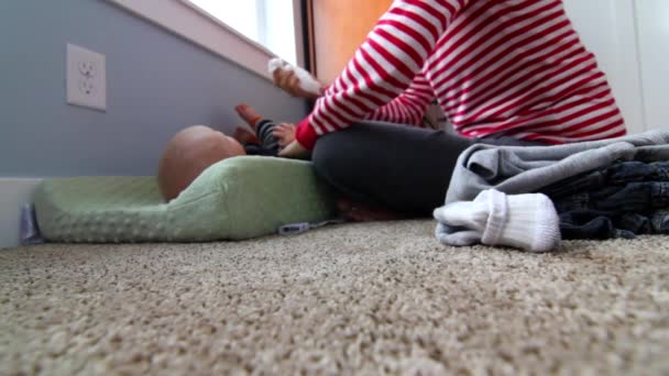 Mère change la couche de son bébé — Video