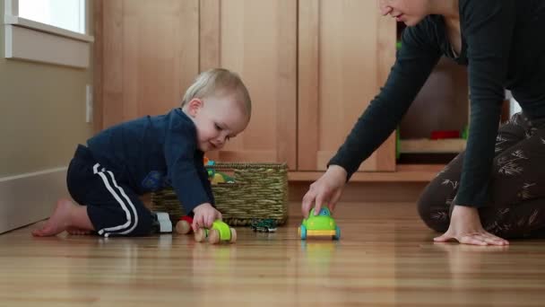 Bir anne ve yürümeye başlayan çocuk oyun — Stok video