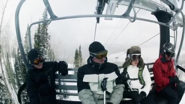 Personnes en télésiège à la station de ski — Video