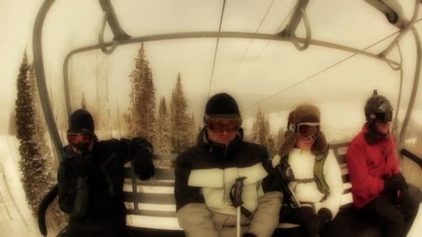 スキー場でリフトに乗っている人 — ストック動画